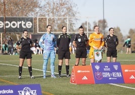 Foto con el cuarteto arbitral en la anterior eliminatoria de Copa del Cacereño ante el Athletic.