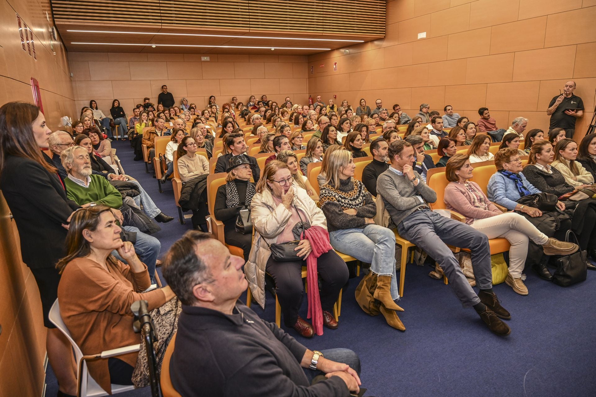 Rafael Santandreu llena en su conferencia en Aula de Cultura HOY