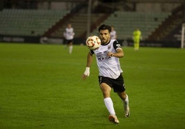 Sergi Segura en el duelo ante el Alcoyano en el Romano.