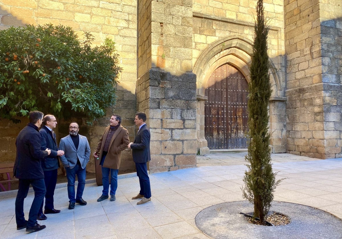 El alcalde de Cáceres y el presidente de la Diputación (segundo y tercero por la izquierda respectivamente), este miércoles en la remodelada plaza del Doctor Durán de Cáceres.