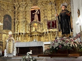 Rodríguez Carballo y Argüello, en el centro, junto a vecinos de Almendral en la iglesia de la Magdalena.