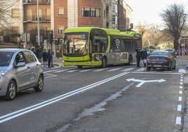 Un agente esta mañana explicancando las novedades viales junto a la avenida de Europa, una de las intersecciones con mayor densidad de tráfico de Badajoz