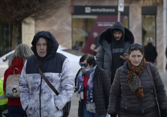 Ciudadanos caminan muy abrigados este miércoles por Badajoz.