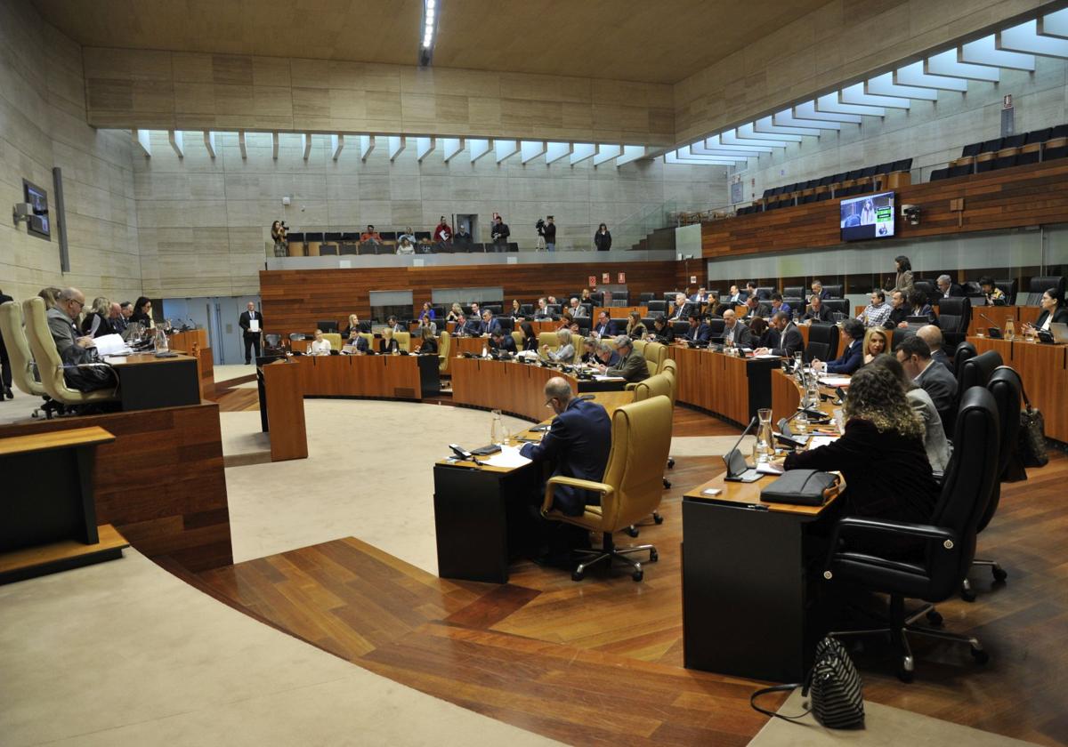 El regadío de Tierra de Barros, los presupuestos y la mina de Cáceres centran el pleno de la Asamblea