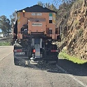 El frío intensifica el reparto de sal en las carreteras extremeñas para evitar las placas de hielo
