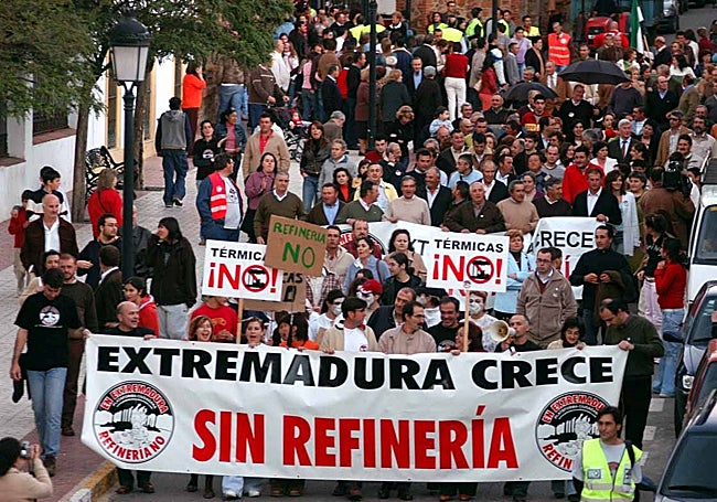 Protesta celebrada en el año 2005 en Almendralejo contra la refinería en Los Santos de Maimona.