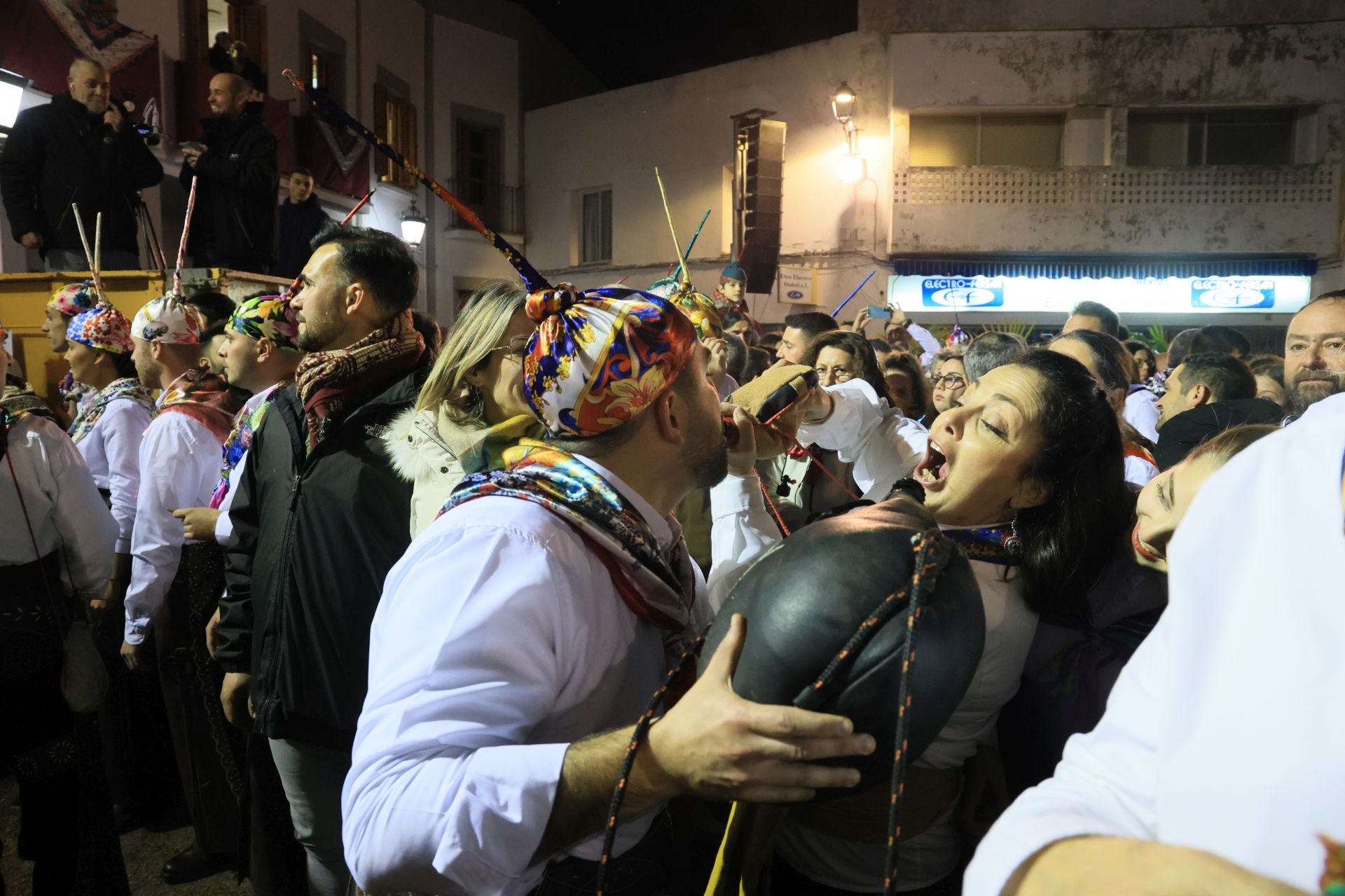 Las botas de vino no pueden faltar cada 16 de enero.