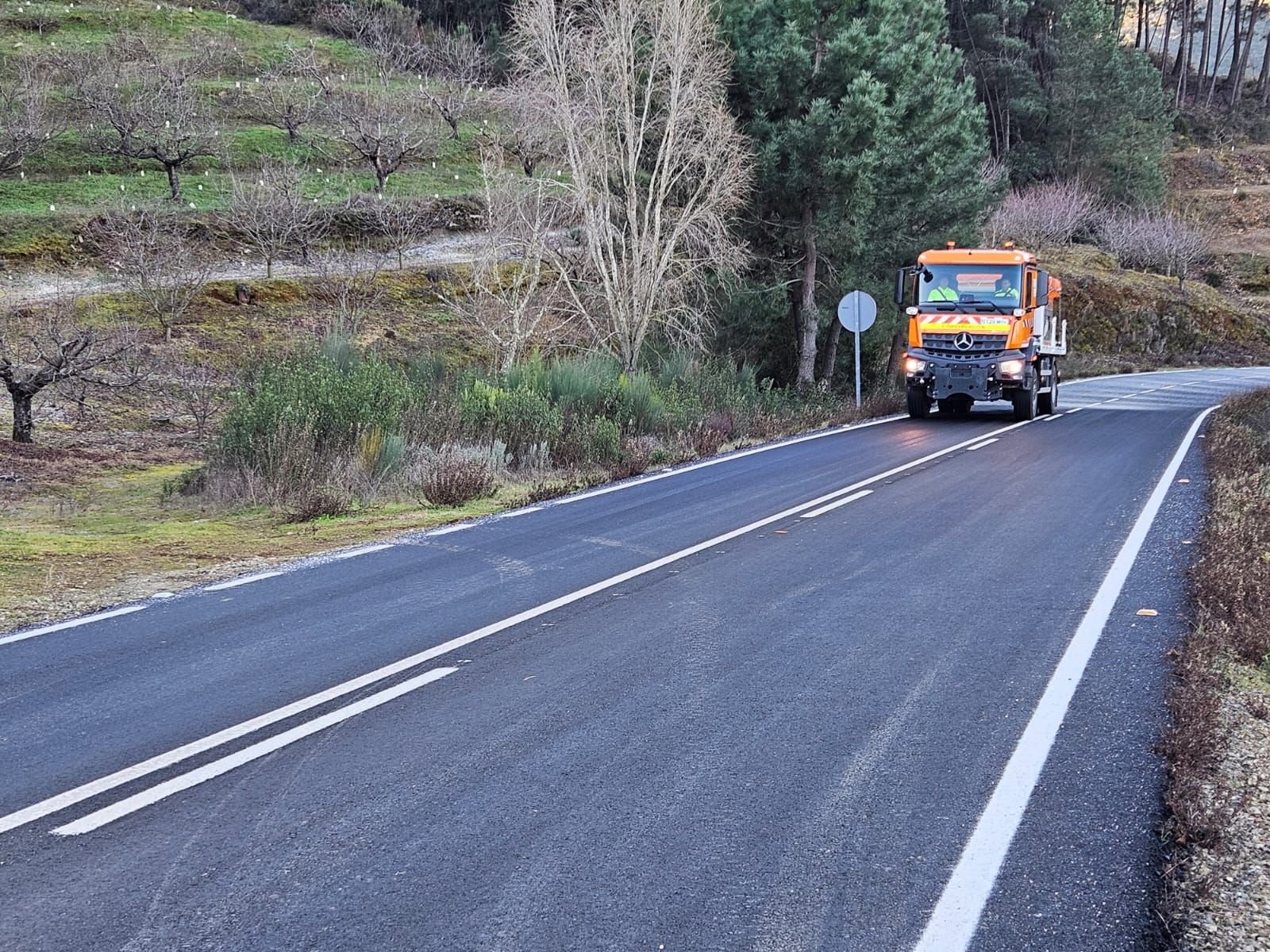 Fotos | Así se limpian las carreteras extremeñas para evitar placas de hielo