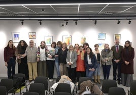 Los participantes en el taller 'Pinceladas de calma' que exponen en la Sala de Ánbito Cultural.