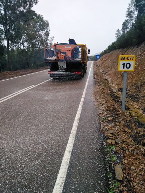 Fotos | Así se limpian las carreteras extremeñas para evitar placas de hielo