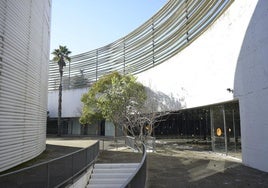 Anillo acristalado del palacio de congresos de Badajoz en el que irá ubicado de manera provisional el centro de salud Los Pinos.