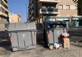 Contenedores de basura en el Perú, en Cáceres.