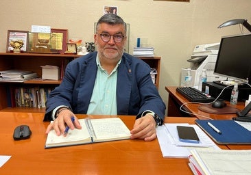 Manuel Lavado en su despacho