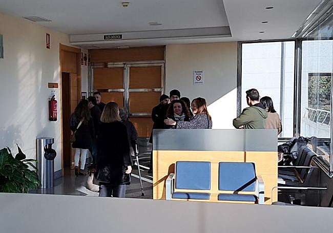 Familiares y amigos en el tanatorio Puente Real.