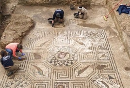 Los alumnos de Barraeca trabajan sobre el Mosaico de Medusa.