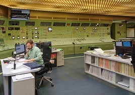 Un trabajador de la planta, en una de las salas de control.