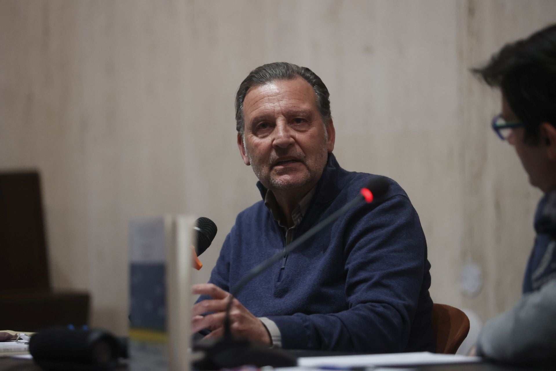El poeta Basilio Sánchez se encontró con sus lectores en el Ateneo de Cáceres.