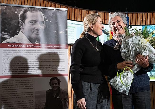 María Guardiola junto a Isabel Bermejo, viuda de Jesús Garzón.