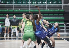 María Cabrera pugna por un balón en el duelo ante el Mallorca en el Multiusos.