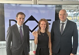 Responsables de Diamond Foundry con uno de los diamantes producidos en la fábrica de Trujillo