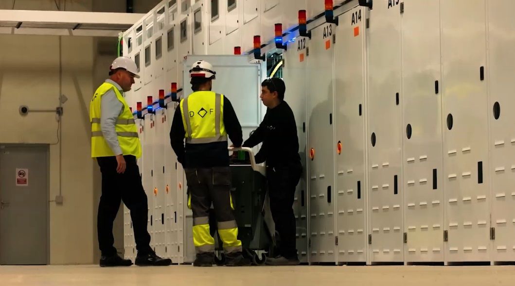 Interior de la fábrica de diamantes sintéticos. 