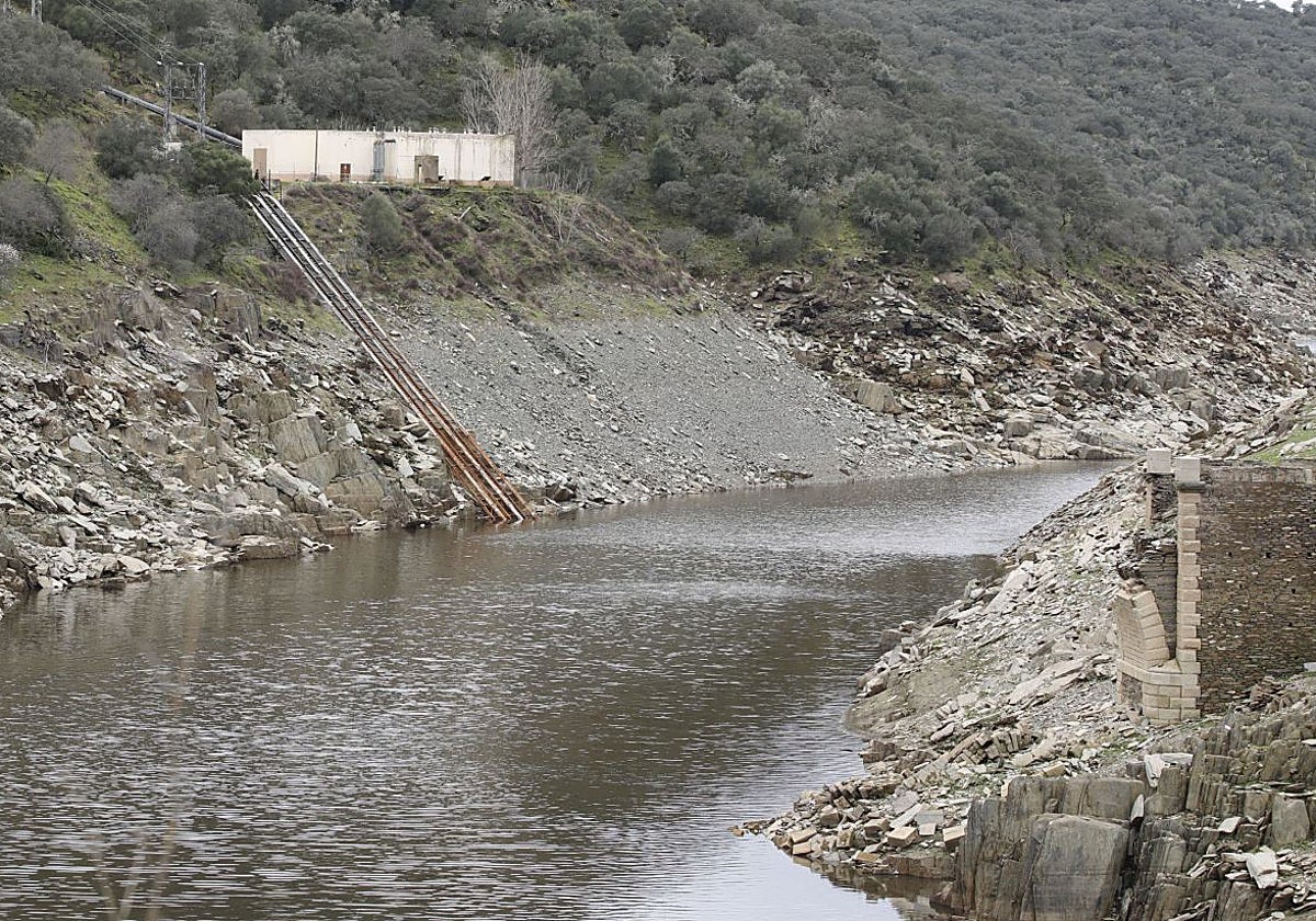 El trasvase del Almonte que abastece a Cáceres en una imagen de febrero de 2021, con el agua a un nivel similar al de ahora.