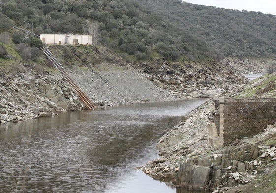 El trasvase del Almonte que abastece a Cáceres en una imagen de febrero de 2021, con el agua a un nivel similar al de ahora.