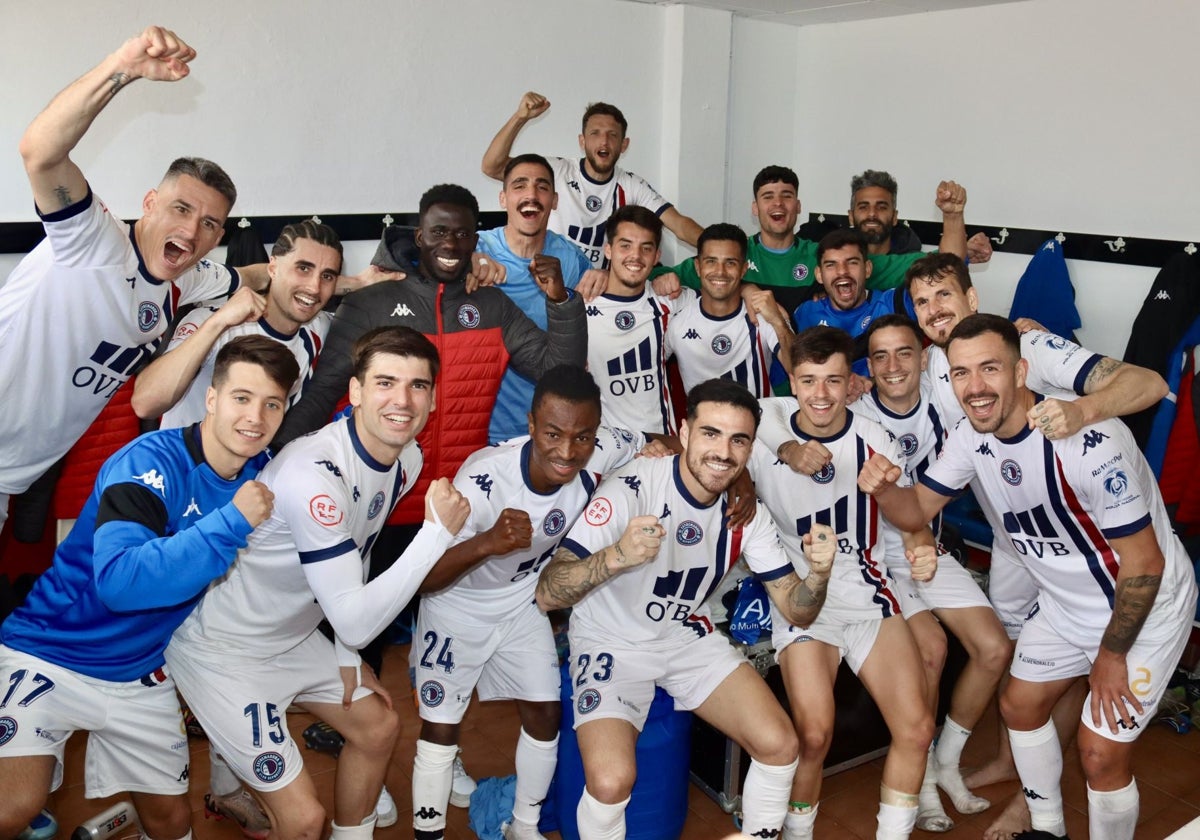 Los jugadores del Extremadura celebran el triunfo en Montijo.