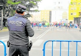 Policía local en la Vuelta al Baluarte que se suspendió el año pasado por falta de agentes.