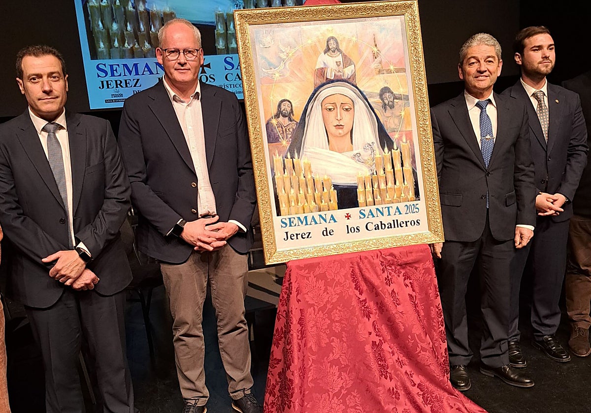 Francisco Martínez (Junta de Cofradías); Ventura Gómez (autor del cartel); Santos Villafaina (hermandad del Santísimo Sacramento) y Raúl Gordillo (alcalde), junto al cartel oficial.