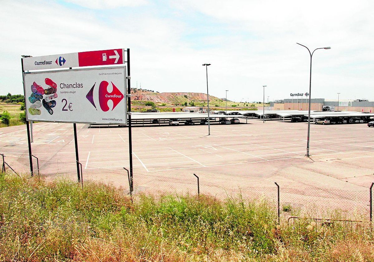 Foto de archivo del parking del centro comercial Carrefour.