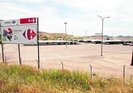 Foto de archivo del parking del centro comercial Carrefour.