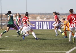 Acción del choque de octavos de Copa de la Reina entre el Cacereño Femenino y el Athletic.