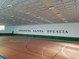 Pista polideportiva reformada del instituto 'Santa Eulalia' de Mérida.