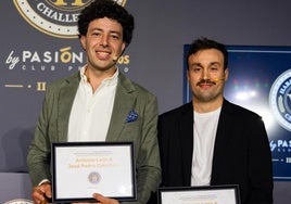 José Pedro Caballero y Antonio León con el título nacional de fumadores de habanos.