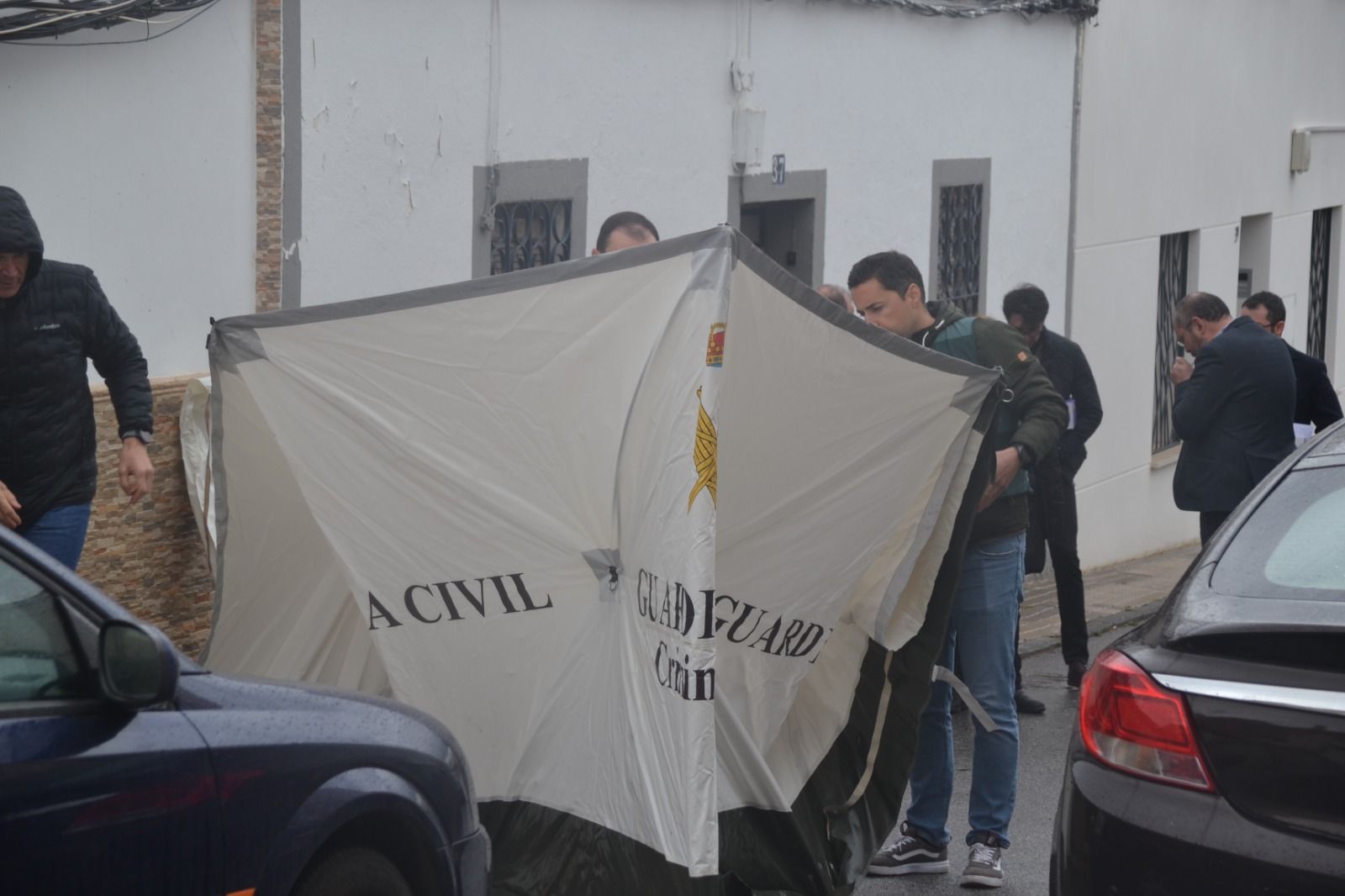 Los investigadores de la Guardia Civil colocaron un biombo delante del número 37 de la calle Belén, donde ocurrió la muerte el 9 de julio del año pasado. 