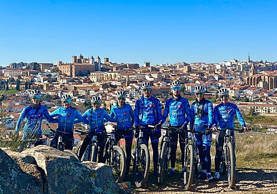 Los componentes del Kazajoz Team posan con la Ciudad Monumental de Cáceres al fondo.