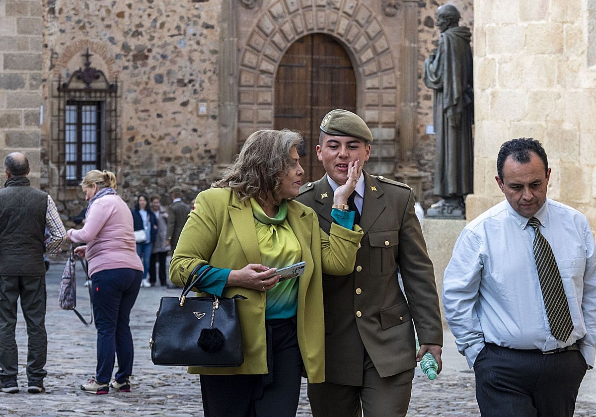 Un alumno del Cefot pasea con su familia por la parte antigua de Cáceres al término de la junta de bandera celebrada en enero de 2024.