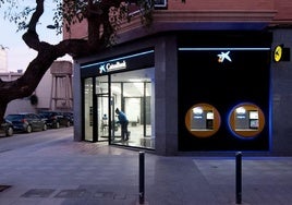 Caixabank lanza una nueva promoción por domiciliar tu nómina: te llevas una tele y hasta 400 euros