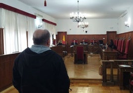 El procesado durante la vista que se celebró en la Audiencia Provincial de Badajoz.