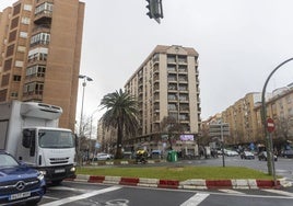 Isleta situada en la plaza de América, junto a la Cruz, ya sin la palmera habitual.