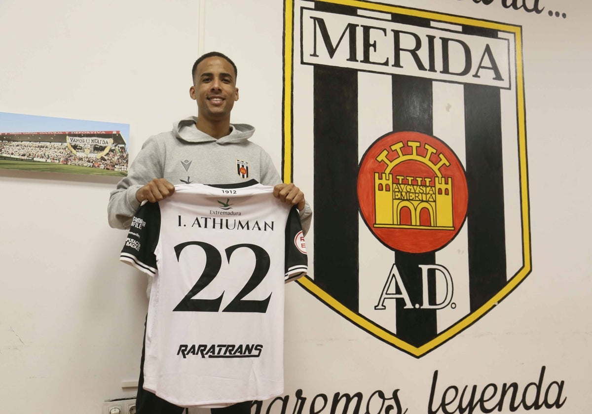 Ismael Athuman con su nueva camiseta en la sala de prensa del Romano.