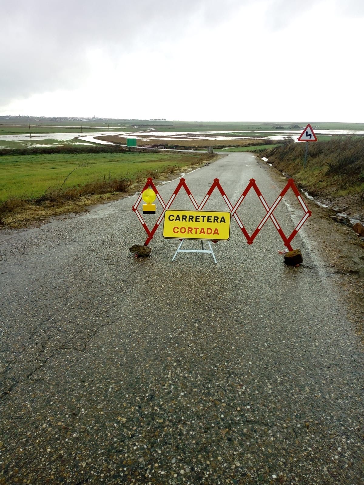 Carretera cortada en Granja de Torrehermosa al límite con Córdoba por salto de agua.