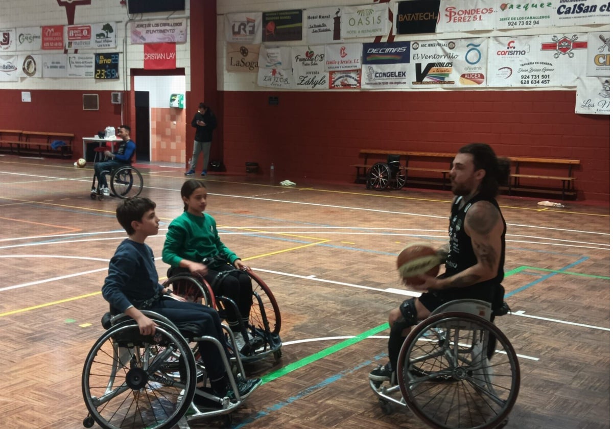 Los jugadores del mideb acompartieron sus experiencias a los asistentes, que pudieron probar las complejidades de jugar en una silla de ruedas.