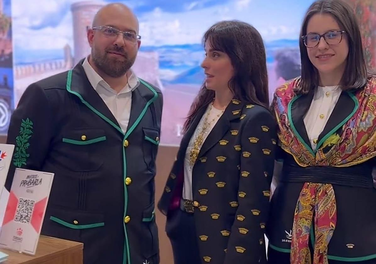 Imagen principal - Los uniformes cuentan con diversos símbolos identitarios.