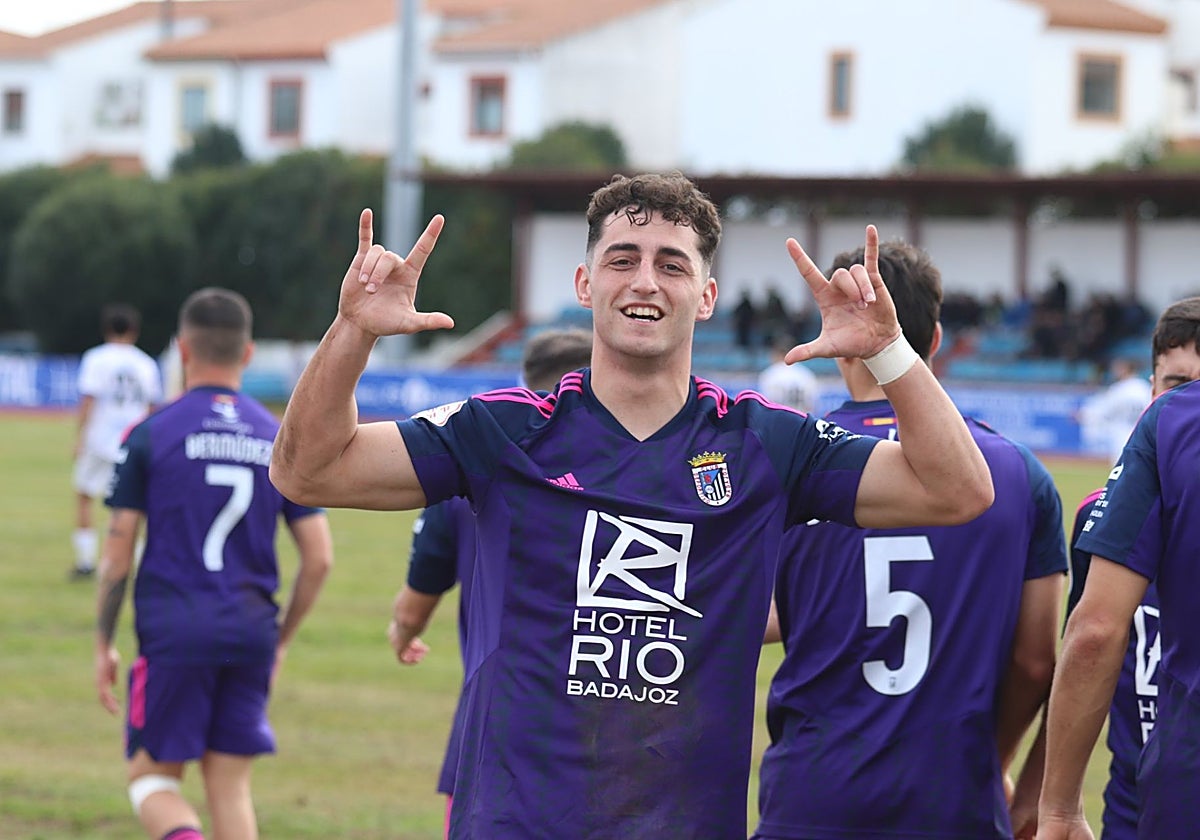 Ginés González celebra el tercer tanto del Badajoz ante el Olivenza el pasado domingo.
