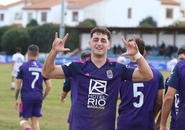 Ginés González celebra el tercer tanto del Badajoz ante el Olivenza el pasado domingo.