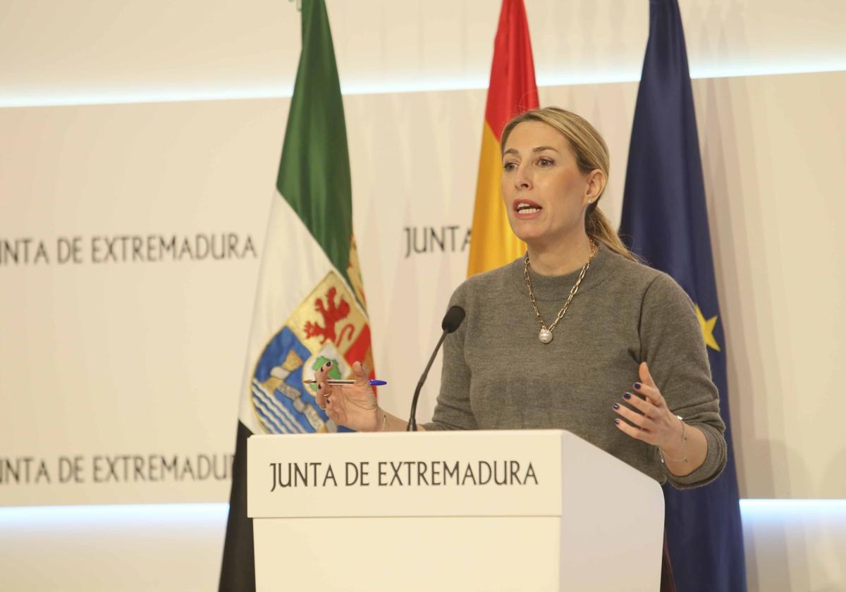 La presidenta de la Junta de Extremadura, María Guardiola, durante la rueda de prensa de este jueves.