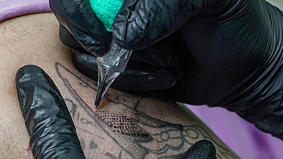 Tres formas de eliminar tus tatuajes y todo lo que debes saber antes de hacerlo, según la OCU