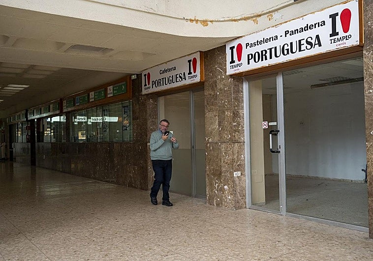 Una de las tiendas que cerró sus puertas en la estación.